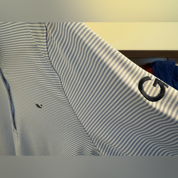 Vineyard vines performance top. 92% polyester, 8% spandex size large. - Picture 7 of 9